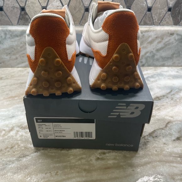 New Balance 327 Sz 7.5 NWT - Picture 3 of 4